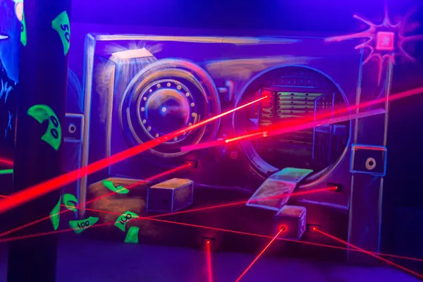 Tresorraum von der Seite, mehrere Laserstrahlen in Bodennähe