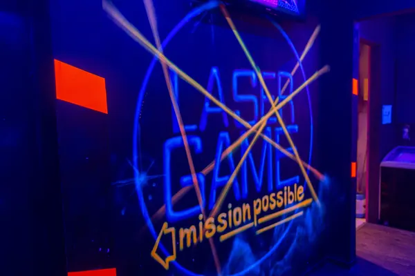 Neonschild Lasergame mission possible mit Pfeil