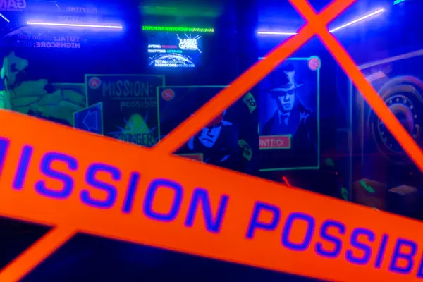 Nahaufnahme des orangen Absperrbands Mission Possible