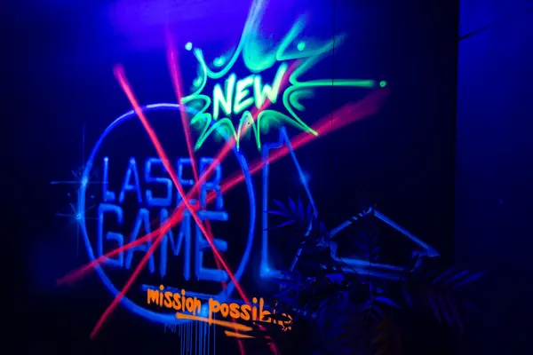 Neonschild Laser Game mission possible mit leuchtendem New-Stern